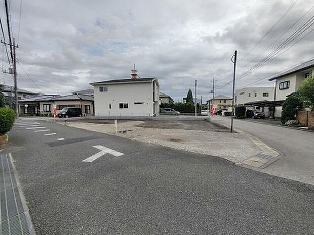 【前面道路含む現地写真】隣家との間隔が大きいため、日当たり、風通しもよい立地となっております。