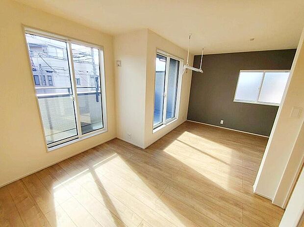 【リビング以外の居室】2面採光の洋室です。窓からの眺望もよくなり視界が広いので、部屋にいても飽きません、そしてもちろん大切なのは明るさと風通し、明るい日差しと心地よい風で自分のお部屋でくつろげる贅沢をご提供します。