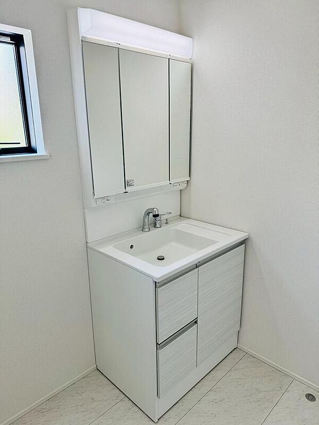 【洗面台・洗面所】合わせ鏡が可能な3面鏡です。朝の忙しい時間でもの身だしなみのチェックもここだけで完結できます。もちろん鏡の後ろは充分な収納力を持った収納となっており、視界に入る部分はスッキリと片付きます。