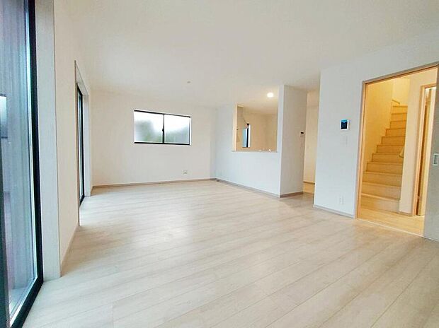 【リビング】対面キッチン前の空間を広めにとっておりますので、ダイニングテーブルを置いてご家族皆様で食卓を囲ってもらっても充分なスペースがございます。家族で楽しいお食事のお時間をお過ごしください。