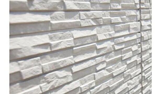 【 外壁】外壁仕上げ材は窯業系サイディング。表面に付着した汚れが、雨水によって流れ落ちやすい「防汚機能付きサイディング」を採用。外壁の美しさが長持ちします。また、サイディングの裏側に通気層を設けた「通気工法」を採用し、効率よく壁内の湿気を取り除き、家を長持ちさせる工夫もされています。屋根材と同様に軽くて火災にも強いので、地震時の建物への負担を軽減します。