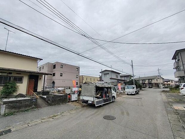 【前面道路含む現地写真】資料請求やご案内も即日対応いたします♪同じ施工例の物件見学や、完成イメージプレゼンテーションも承っております。どのような建物が建つか、間取りの広さは？など気になる点を一つ一つご説明させていただきます。