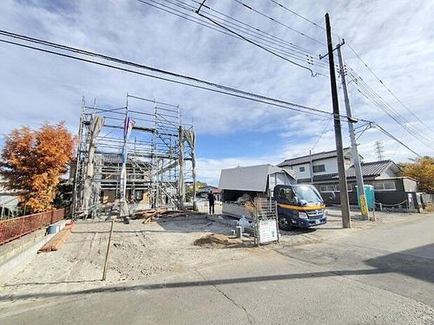 【前面道路含む現地写真】完成してからは見ることのできない、施工方法や構造をしっかりとご確認いただけるのが、建築中の住宅の大きなメリットです。専門知識を持ったスタッフがご説明させていただきます。お気軽にお問い合わせください。