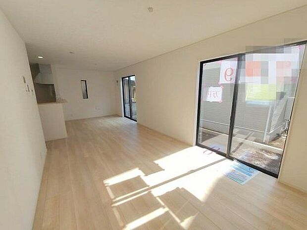 【リビング】明るく開放的な空間が広がる、キッチン・ダイニング・リビング。室内には豊かな陽光が注ぎ込み、爽やかな住空間を演出。ホームパーティーでもゲストと一緒に料理を楽しみながら楽しい時間を過ごせそう。

