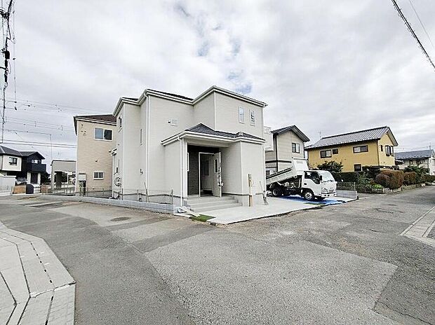 【前面道路含む現地写真】堂々完成いたしました。敷地の間口が広く建物も大きいので、まさしく堂々建っているという印象を受ける新築が完成いたしました。お客様の大切なお城として自慢していただける一軒です。