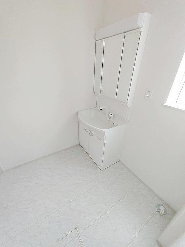 【洗面所】合わせ鏡ができる3面鏡、鏡の後ろは収納で洗面台をスッキリとしておけます。そして何よりも、洗面所全体を通常の1.25倍の広さにしました。この0.25の広さのありがたさはお住まいになるとすぐわかります。