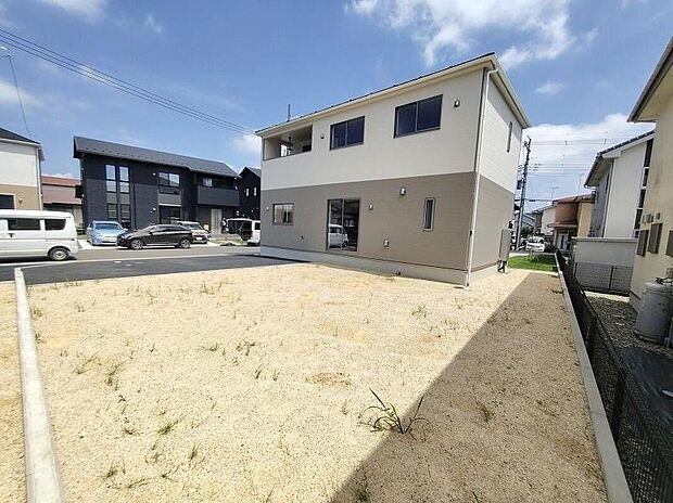 【現地外観写真】日当たりの良さは申し分ありません。間口も広いので、お車も簡単に並列でお停めいただけます。本日のご見学も可能ですので、お気軽にお問い合わせください。