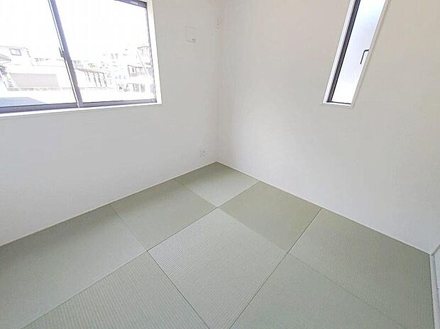 【リビング以外の居室】和室スペースです(畳はお引渡し前に入れます)最近和室を設けない戸建ても増えてまいりましたが、やっぱりあると落ち着きます。家の中に入った時にする畳の香りが個人的には大好きです。ゴロゴロするのも好きです。