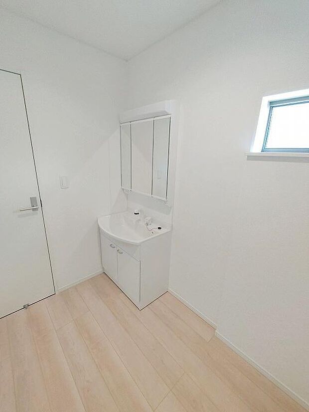 【洗面台・洗面所】洗面所にしっかりとしたゆとりを持たせることで、普段の生活のストレスにつながります。朝の準備に洗濯物の取り回し、浴室出入りや着替えなど、機能性が求められる場所です。しっかりとした広さを確保しております。