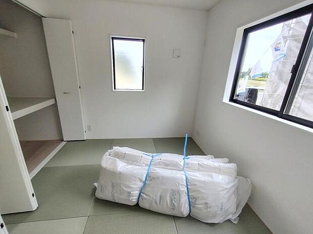 【リビング以外の居室】一部屋は欲しい和室！デザイン性の高い畳の和室はお昼寝スペースにしたり、お孫さんが泊まりに来たら客間にもなります。リビングの延長としても使えるので、ライフスタイルによって多目的に利用できて大変便利です。