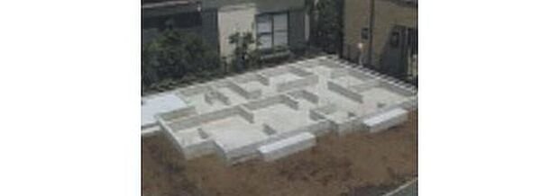【ベタ基礎】強度の高い鉄筋コンクリート造りベタ基礎を標準とし、土台や軸組等各所に防湿・防腐・防蟻処理を施した劣化対策により、おおむね75年～90年、快適に暮すことができます。地面から基礎上端までの高さを400ｍｍ以上確保し、湿気やシロアリから建物を守ります。