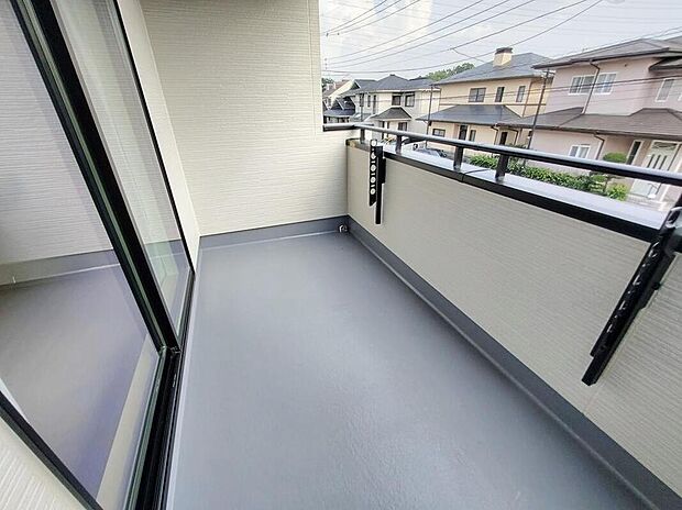 【バルコニー】この物件の魅力の一つです。南面にあるバルコニーはもちろん日当たり良好、だからこそ広くとり、洗濯物を干しやすくするとともに、日光浴にも遊び場にも使える空間を確保いたしました。