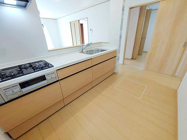 【キッチン】キッチンスペースは家族で作業が出来るよう広めにとりました。みんなで楽しくお料理をすれば、より美味しい食事が創れそうです。そしてお料理好きなお子様が育つかも、もちろん片付けもみんなでできます。