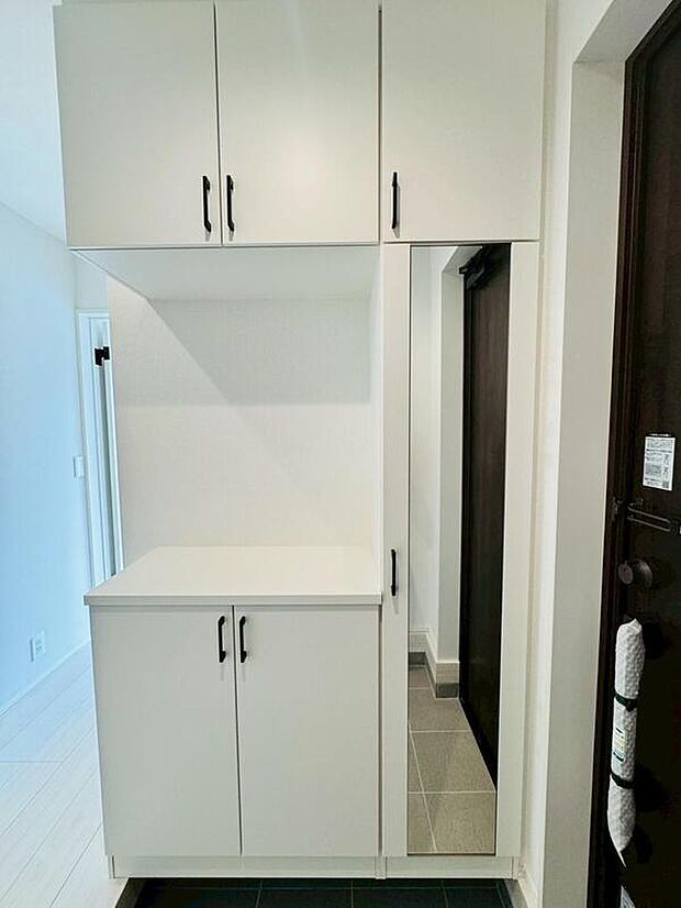 【玄関】シューズクロークです。中は稼働棚となっており、サンダルから、高さのあるブーツまでご自由に収納可能です。収納力の高いタイプになりますので、ご家族が多くても、履物がお好きな方でもご満足いただけます。