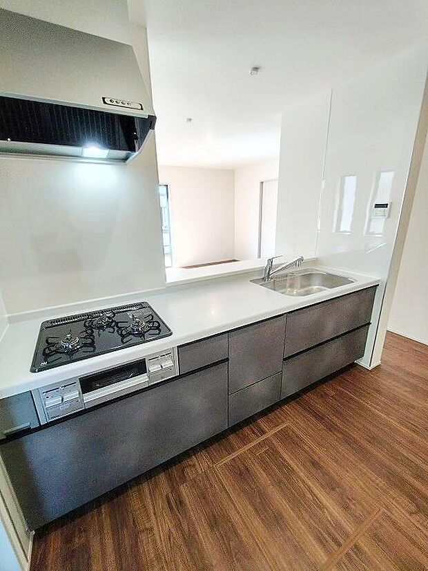 【キッチン】キッチンスペースはご家族みんなで作業ができるスペースを確保しております。みんなで楽しくお料理やお片付けをすれば、家事の時間も家族のコミュニケーションの時間に変わります。