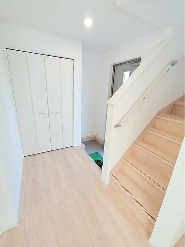 【玄関】天井までの高さがあるたっぷり玄関収納。可動棚で調整可能ですので、ロングブーツやトレッキング靴もすっぽり収まるようにカスタムできます。お子様の靴のサイズが大きくなっていっても安心の広々スペースです!