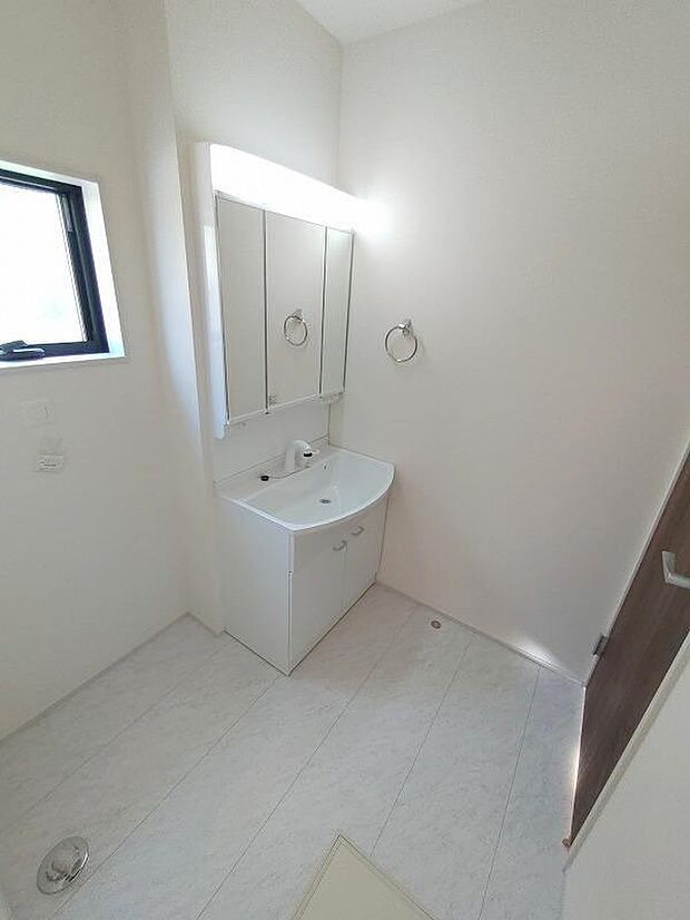 【洗面台・洗面所】合わせ鏡ができる3面鏡、鏡の後ろは収納で洗面台をスッキリとしておけます。そして何よりも、洗面所全体を通常の1.25倍の広さにしました。この0.25の広さのありがたさはお住まいになるとすぐわかります。