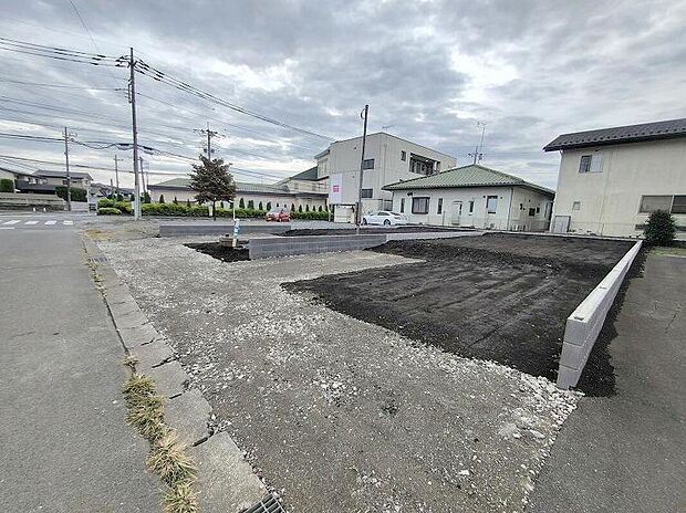 【 前面道路含む現地写真】資料請求やご案内も即日対応いたします♪同じ施工例の物件見学や、完成イメージプレゼンテーションも承っております。どのような建物が建つか、間取りの広さは？など気になる点を一つ一つご説明させていただきます。