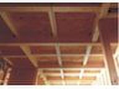 【環境性能】特定建材は日本工業規格（JIS）、日本農林規格（JAS）のF☆☆☆☆の等級区分とし、“いいだのいい家”の標準仕様は、ホルムアルデヒドの発散量を少なく抑えた素材を採用しています。これによりシックハウス症候群の原因となるホルムアルデヒドに発散量を最小限に抑えられるため、等級３の評価を受けることが可能です。