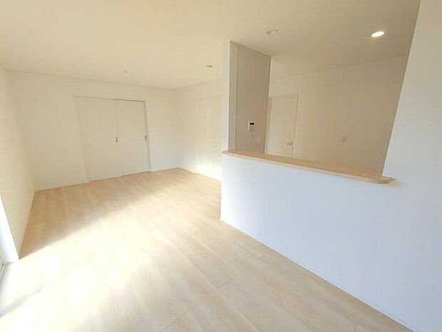 【リビング】団らんのひと時を明るく演出する南向きの大きな窓があるリビングダイニング。太陽の光とさわやかな風をたっぷりとりこめます。通風・採光を考慮し、細部までこだわった室内で気持ちの良い朝を迎えられます。

