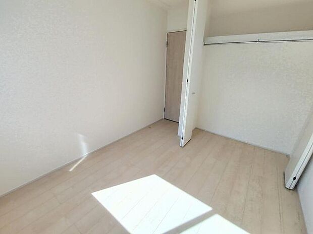 【リビング以外の居室】全居室2面採光です。光を取り入れやすのはもちろんですが、建物全体の窓の数も増えておりますので、換気性能に優れた物件です。窓を開ければ家中を気持ちの良い風が通り抜け、いつもさわやかなお住まいとなります。