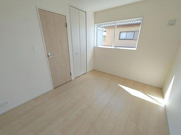 【リビング以外の居室】日当りの良さは写真でも充分に伝わるかと思いますが、開放感のある周囲にめぐまれたおかげで、風通しもとても良くなっております。ぜひ現地を見ていただき体感していただきたいポイントです。