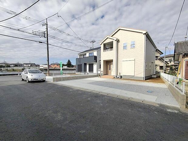【前面道路含む現地写真】資料請求やご案内も即日対応いたします♪同じ施工例の物件見学や、完成イメージプレゼンテーションも承っております。どのような建物が建つか、間取りの広さは？など気になる点を一つ一つご説明させていただきます。