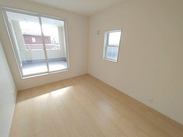 【リビング以外の居室】2面採光の洋室です。窓からの眺望もよくなり視界が広いので、部屋にいても飽きません、そしてもちろん大切なのは明るさと風通し、明るい日差しと心地よい風で自分のお部屋でくつろげる贅沢をご提供します。