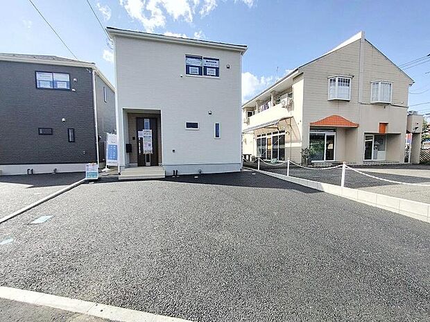 【現地外観写真】全体的に開放感があり、建物自体も開口部を多く設けておりますので、明るさと風通しの良さは自信をもってお勧めできます。両方とも建物の見栄えはもちろん、機能にも大きく影響いたしますので大切なポイントです。