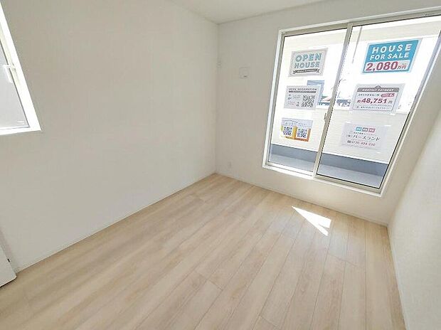 【リビング以外の居室】2面採光の洋室です。窓からの眺望もよくなり視界が広いので、部屋にいても飽きません、そしてもちろん大切なのは明るさと風通し、明るい日差しと心地よい風で自分のお部屋でくつろげる贅沢をご提供します。