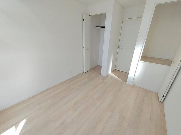 【リビング以外の居室】日当りの良さは写真でも充分に伝わるかと思いますが、開放感のある周囲にめぐまれたおかげで、風通しもとても良くなっております。ぜひ現地を見ていただき体感していただきたいポイントです。