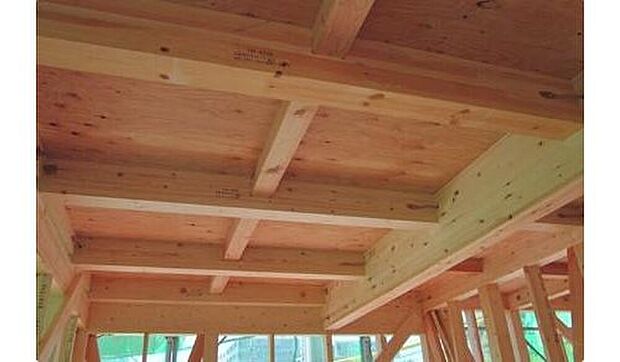 【剛床工法】一建設の住まいでは、1階と2階の床に「剛床工法」を選びました。これは構造用面材を土台と梁に直接留めつける工法で、床をひとつの面として家全体を一体化することで、横からの力にも非常に強い構造となります。家屋のねじれを防止し、耐震性に優れた効果を発揮します。