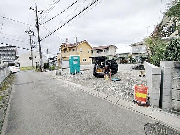 【前面道路含む現地写真】資料請求やご案内も即日対応いたします♪同じ施工例の物件見学や、完成イメージプレゼンテーションも承っております。どのような建物が建つか、間取りの広さは？など気になる点を一つ一つご説明させていただきます。