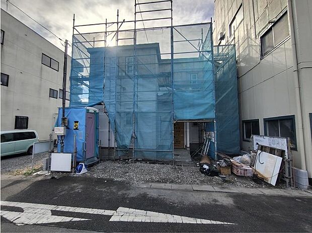 【前面道路含む現地写真】資料請求やご案内も即日対応いたします♪同じ施工例の物件見学や、完成イメージプレゼンテーションも承っております。どのような建物が建つか、間取りの広さは？など気になる点を一つ一つご説明させていただきます。