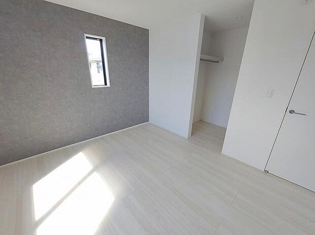 【リビング以外の居室】2階の居室は日当たりも眺望もよい気持ちの良い空間となっております。2面採光となっておりますので、広く景色を楽しめるのはもちろん、風通しが良く嫌なことがあっても自分のお部屋でリフレッシュできます。