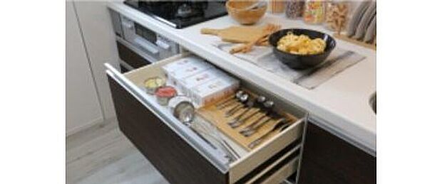 【スライド収納】レンジ下やキッチンカウンターの下部は、調理器具や調味料などがすっぽり収まり、出し入れも簡単なスライド収納となっています。