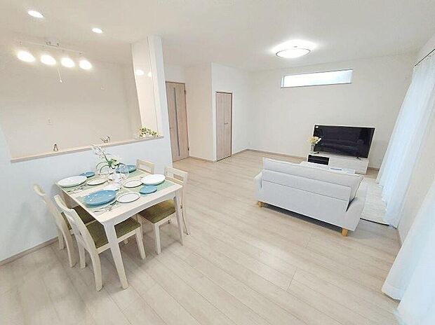 【リビング】広々としたリビングは南側に設けた掃き出し窓からたくさんの陽光を取り入れてくれます。家族が集まる空間ですからやはり明るさと、暖かさは大切です。広さがありますので家具の配置に悩まなくて済むのも良いです。