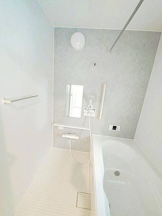 【浴室】一坪タイプのユニットバスは、足をしっかりと延ばして一日の疲れを癒すことが可能です。浴室暖房乾燥機も完備しておりますので、カビの心配が無いのはもちろん、雨の日のお洗濯物はお風呂で乾かせます。