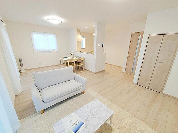 【リビング】対面キッチンの前にダイニングテーブルを置き、手前側がリビングスペースになるかと思います。広く奥行きがありますので、ダイニング、リビングの各スペースの役割をしっかり分けて確保していただけます。