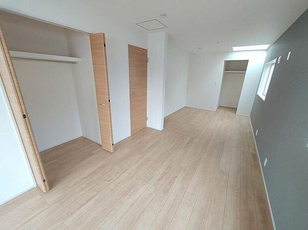 【リビング以外の居室】全居室2面採光です。光を取り入れやすのはもちろんですが、建物全体の窓の数も増えておりますので、換気性能に優れた物件です。窓を開ければ家中を気持ちの良い風が通り抜け、いつもさわやかなお住まいとなります。