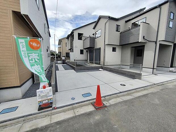 【前面道路含む現地写真】資料請求やご案内も即日対応いたします♪同じ施工例の物件見学や、完成イメージプレゼンテーションも承っております。どのような建物が建つか、間取りの広さは？など気になる点を一つ一つご説明させていただきます。