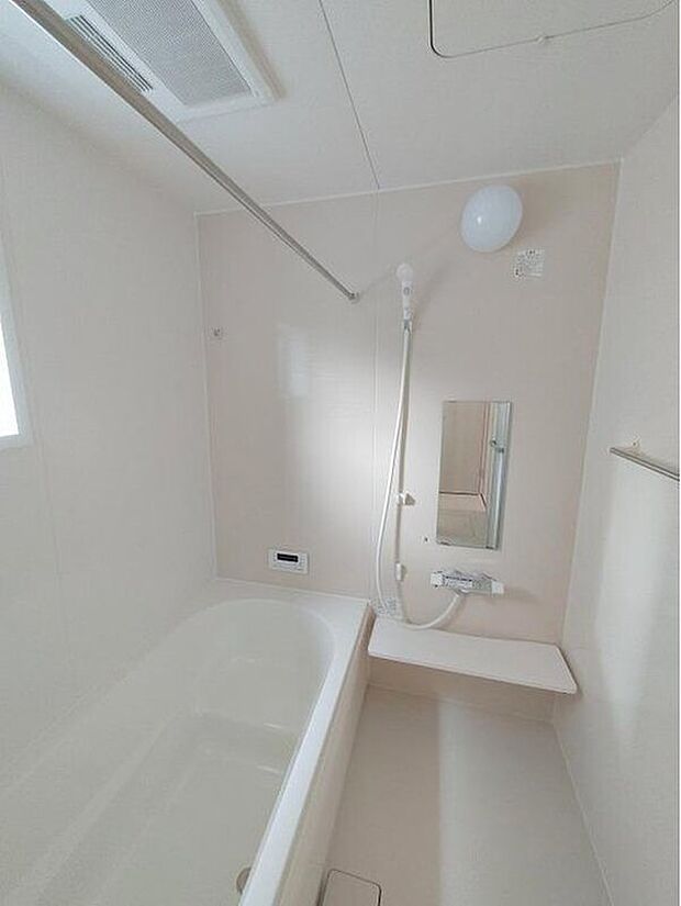 【浴室】一坪タイプのユニットバスは、足をしっかりと延ばして一日の疲れを癒すことが可能です。浴室暖房乾燥機も完備しておりますので、カビの心配が無いのはもちろん、雨の日のお洗濯物はお風呂で乾かせます。

