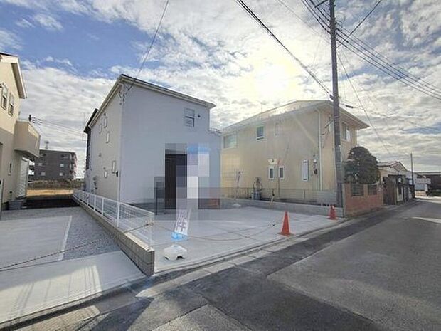 【前面道路含む現地写真】建物内部まで完成いたしましたので、ご自由に、お好きなだけゆっくりとご見学いただけます。実際の広さの感覚や、日当たりの良し悪し、お客様ご自身でぜひご確認ください。本日のご案内も可能です。

