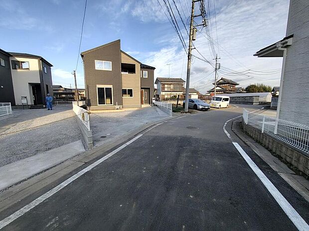 【前面道路含む現地写真】全体的に開放感があり、建物自体も開口部を多く設けておりますので、明るさと風通しの良さは自信をもってお勧めできます。両方とも建物の見栄えはもちろん、機能にも大きく影響いたしますので大切なポイントです。