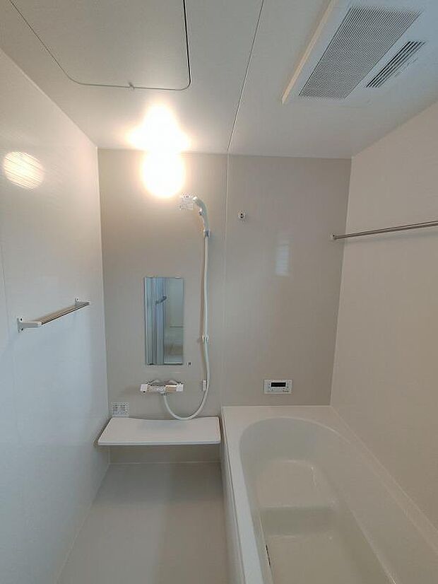 【浴室】一坪タイプのユニットバスは、足をしっかりと延ばして一日の疲れを癒すことが可能です。浴室暖房乾燥機も完備しておりますので、カビの心配が無いのはもちろん、雨の日のお洗濯物はお風呂で乾かせます。