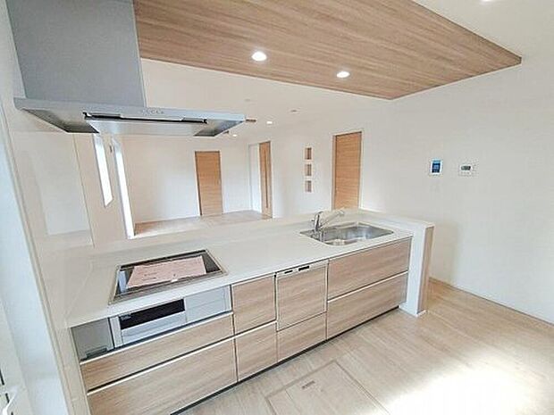 【キッチン】キッチンスペースはご家族みんなで作業ができるスペースを確保しております。みんなで楽しくお料理やお片付けをすれば、家事の時間も家族のコミュニケーションの時間に変わります。