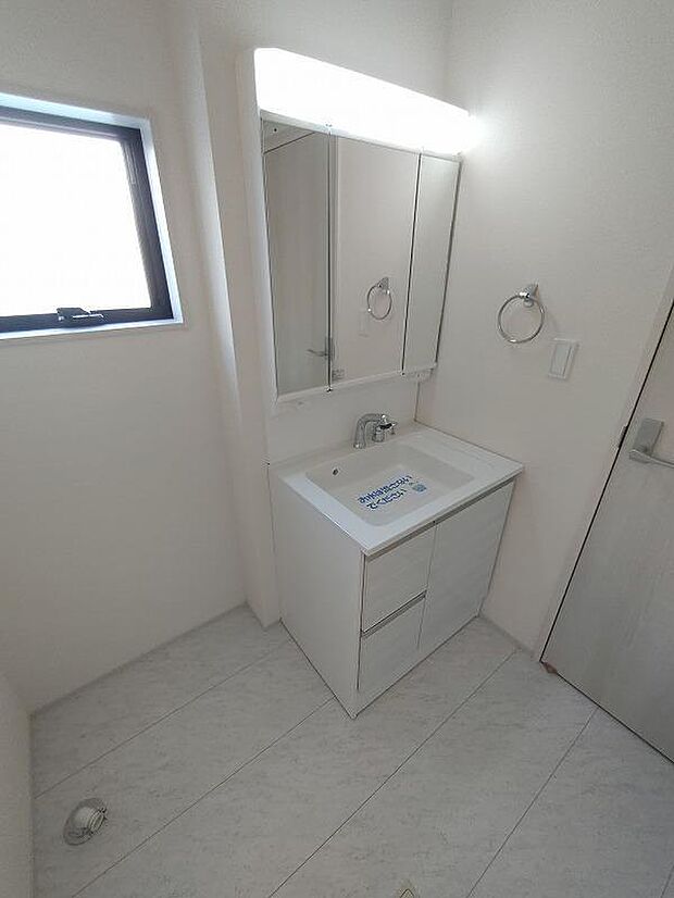 【洗面台・洗面所】合わせ鏡が可能な3面鏡です。朝の忙しい時間でもの身だしなみのチェックもここだけで完結できます。もちろん鏡の後ろは充分な収納力を持った収納となっており、視界に入る部分はスッキリと片付きます。