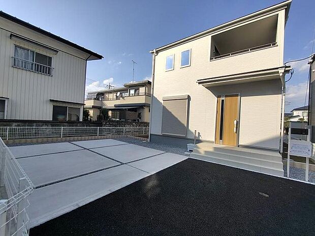 【前面道路含む現地写真】建物内部まで完成いたしましたので、ご自由に、お好きなだけゆっくりとご見学いただけます。実際の広さの感覚や、日当たりの良し悪し、お客様ご自身でぜひご確認ください。本日のご案内も可能です。