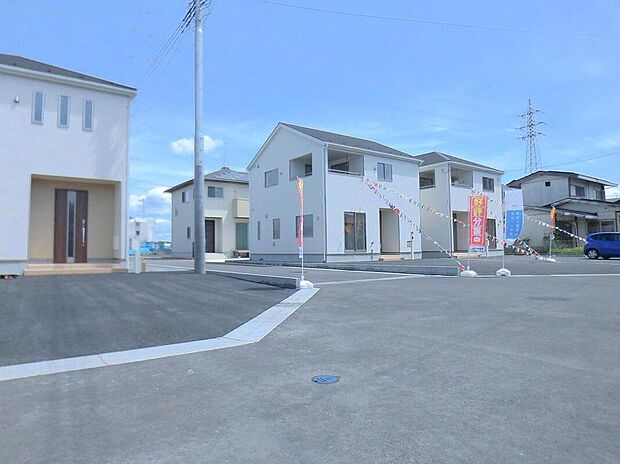 【外観参考写真】類似外観同仕様の物件になります。扉や窓の開口部の位置やデザインが異なります。建物のプレゼンテーションやモデルハウスのご案内も行っているので、お気軽にお問い合わせください。