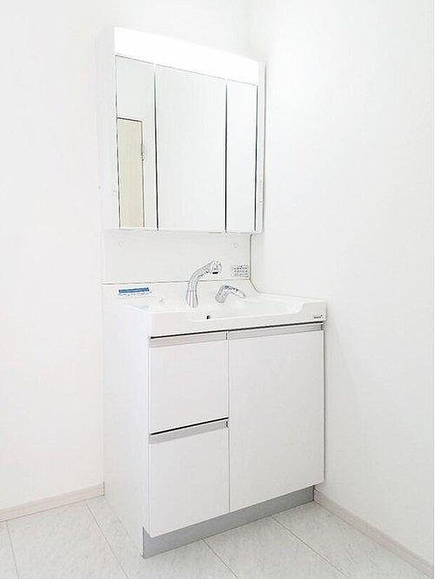 【シャンプードレッサー】シャンプードレッサー付き洗面化粧台。便利でうれしい合わせ鏡可能な３面鏡完備。鏡の裏が収納になっている機能的なタイプです。